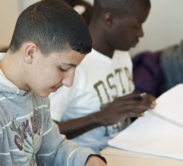 Twee mbo-leerlingen werken aan een opdracht in de klas.
