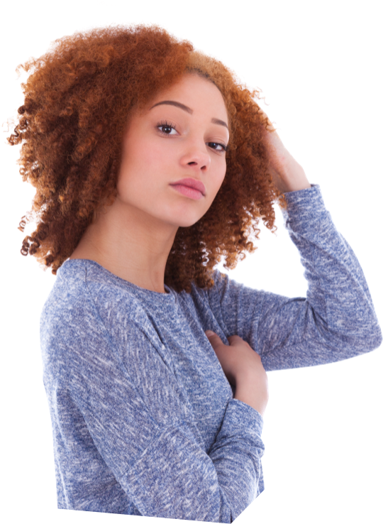 Vrouw met kroes haard en blauw shirt